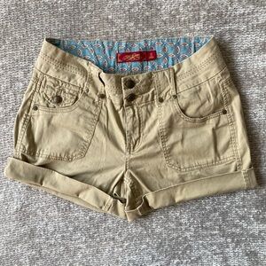 One Song Women’s Khaki Shorts Size 6 Rolled Cuff Brass Buttons Neutral Classic